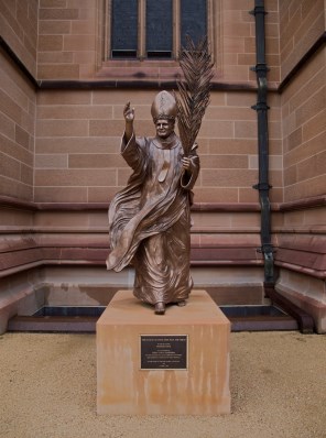 교황 성 요한 바오로 2세_by Fiorenzo Bacci_photo by Jason7825_at the Cathedral of St Mary in Sydney_Australia.jpg